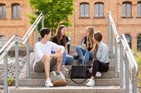 Studierende auf dem Campus der TH Aschaffenburg